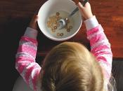 Cuando como enseñar bebé comer solo.