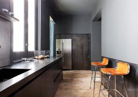 decoralinks | cocina realizada en metal de estilo industrial y taburetes en piel de charlotte perriand