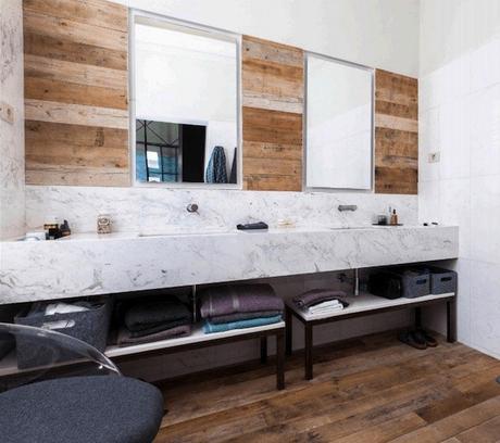 decoralinks | bathroom -  pino recuperado en suelo y paredes con encimera marmol 