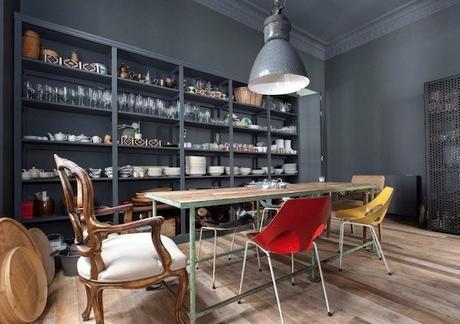 decoralinks | comedor pintado en gris ceniza con mesa recuperada de metal y sillas clasicas y vintage