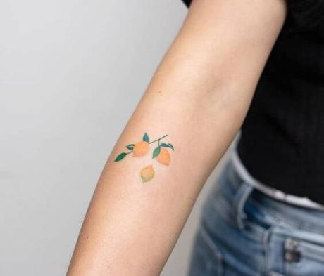 20 Tatuajes pequeños de frutas para mujeres
