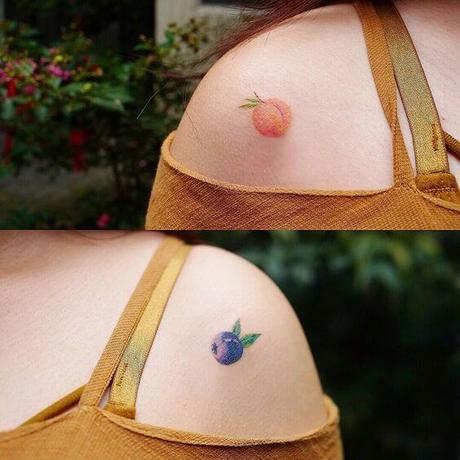 20 Tatuajes pequeños de frutas para mujeres