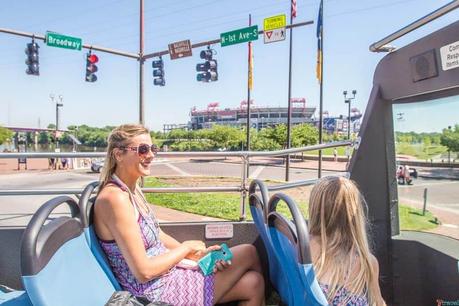 Hop-on-off-bus-things-to-do-in-Nashville-with-kids ▷ Comente 15 cosas increíbles para hacer en Nashville con niños (¡a los adultos también les encantan!) Visitando Nashville con niños pequeños: cosas importantes que hacer en la ciudad de la música - Viajes con Tykes