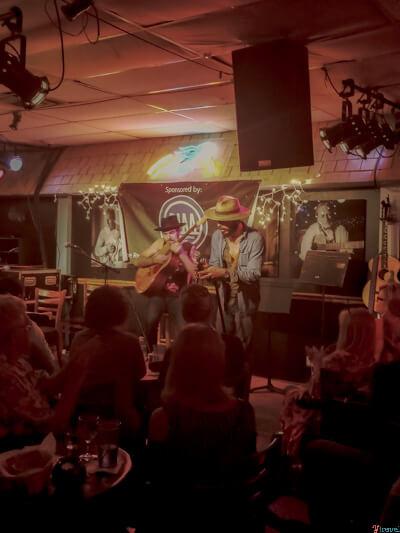 Things-to-do-in-Nashville-with-kids-The-Bluebird-cafe-2 ▷ Comente 15 cosas increíbles para hacer en Nashville con niños (¡a los adultos también les encantan!) Visitando Nashville con niños pequeños: cosas importantes que hacer en la ciudad de la música - Viajes con Tykes