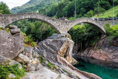 Kara-on-the-bridge.jpg.optimal ▷ Cómo visitar Ponte dei Salti, Valle Verzasca, Suiza