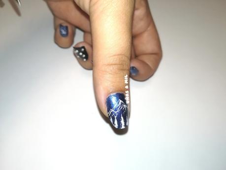 Diseño de uñas espacial con lunas, estrellas y satélites Diseño de uñas espacial con lunas, estrellas y satélites