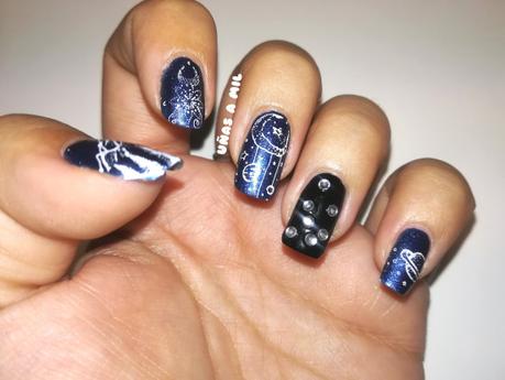 Diseño de uñas espacial con lunas, estrellas y satélites Diseño de uñas espacial con lunas, estrellas y satélites
