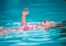 ¿Qué es el ahogamiento seco y cuáles son los síntomas? El ahogamiento en seco puede ocurrir muchas horas después de que una persona inhala agua de una piscina u otro cuerpo de agua