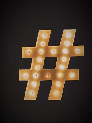 Hashtag de neón iluminado