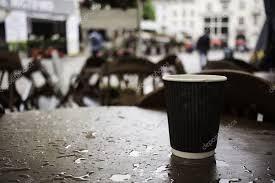 Un café bajo la lluvia de verano