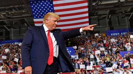 Cómo un tweet racista se convirtió en un canto de los seguidores Trump en tres días cortos