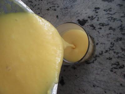 Volcar en vasos o copas Natillas de piña natural Thermomix