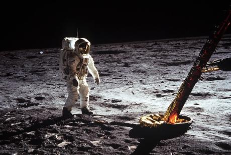 Buzz Aldrin cerca del módulo lunar de Apollo 11