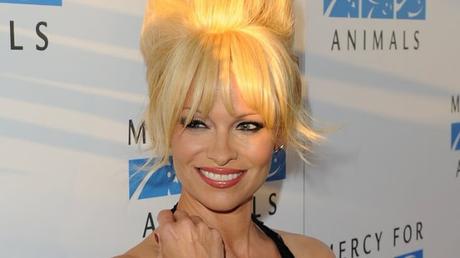 Pamela Anderson lanza una nueva linea de zapatos y champán veganos