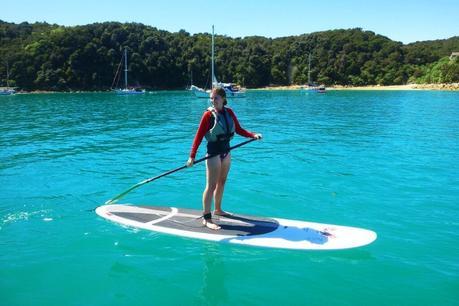 Lauren-paddleboarding-in-Abel-Tasman-New-Zealand ▷ Comente cómo los viajes pueden cambiar su vida: de la ansiedad a la confianza de 4 Bloggers de viajes Cuéntenos cómo los viajes cambiaron su vida | iGoEscape