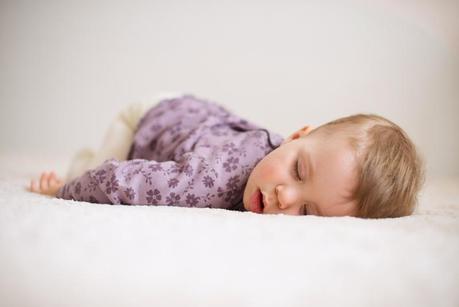 Los niños deben dormir sin luz