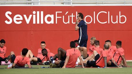 La operación salida se atasca en el Sevilla FC