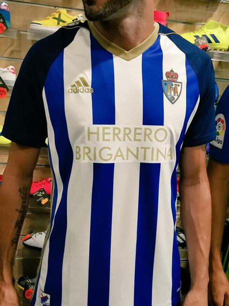 Así es la nueva equipación de la Ponferradina
