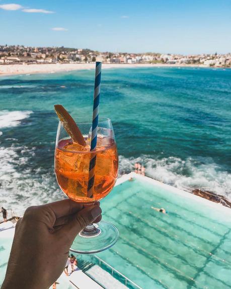 aperol-spritz-bondi-beach-sydney-iceberg-pool ▷ La guía definitiva para visas de vacaciones de trabajo en Australia