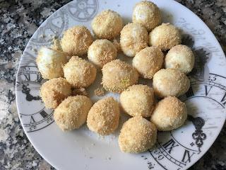 HUEVOS DE CODORNIZ REBOZADOS CON ALMENDRAS