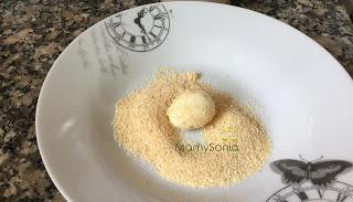 HUEVOS DE CODORNIZ REBOZADOS CON ALMENDRAS HUEVOS DE CODORNIZ REBOZADOS CON ALMENDRAS