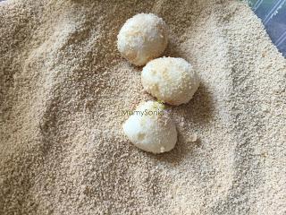 HUEVOS DE CODORNIZ REBOZADOS CON ALMENDRAS