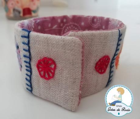 Pulsera de tela.