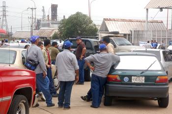 ></div>Trabajadores paralizaron empresas básicas pidiendo mejoras.