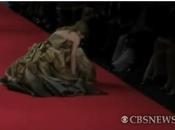 Fashion Relief, desfile accidentado Cannes varias modelos suelo