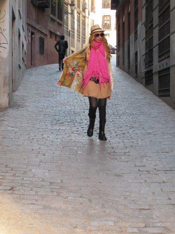 Bajan las invitadas por la calle Bonetillo