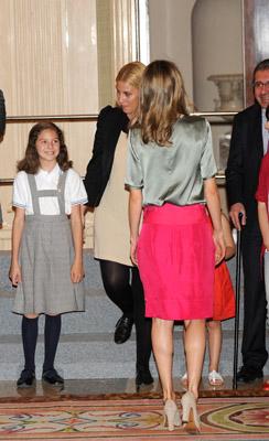 Dña. Letizia, de fucsia y gris, recibe en Zarzuela a la Asociación de Esclerosis Múltiple