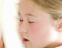 EXTIRPAR LAS AMIGDALAS PODRIA CURAR LA APNEA DEL SUEÑO DE LOS NIÑOS