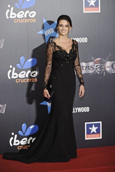 Penélope Cruz espléndida de Armani, en la noche de estreno en Madrid de Piratas del Mar Caribe