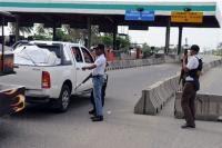 Militares revisan vehículos