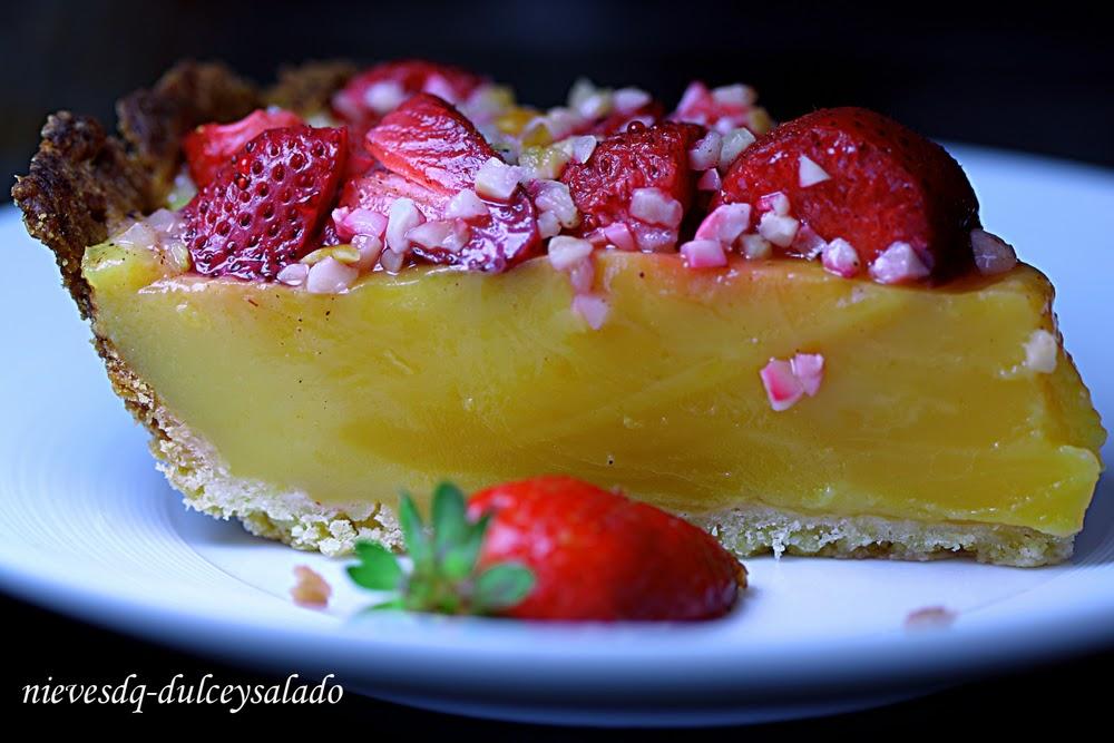 TARTA DE FRESAS CON CREMA PASTELERA Y ALMENDRAS