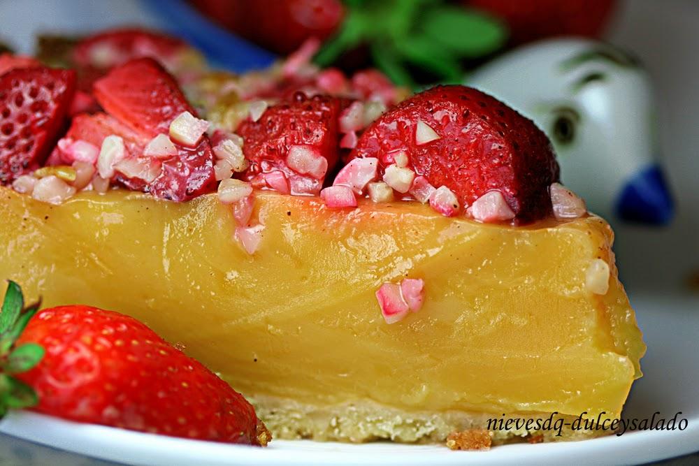 TARTA DE FRESAS CON CREMA PASTELERA Y ALMENDRAS