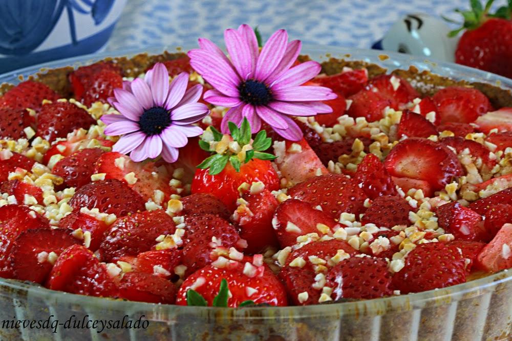 TARTA DE FRESAS CON CREMA PASTELERA Y ALMENDRAS