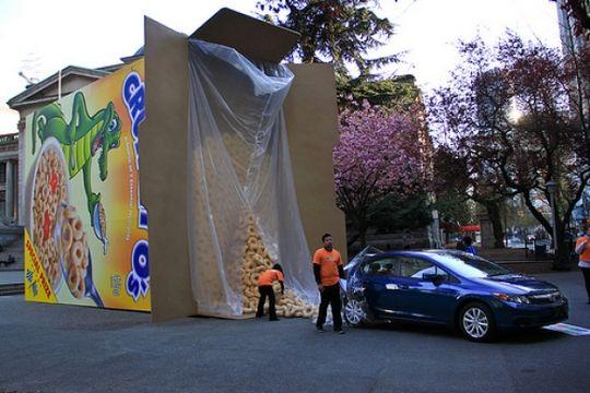 Una caja gigante de cereales con un Honda Civic de regalo