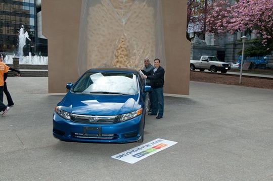 Una caja gigante de cereales con un Honda Civic de regalo