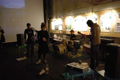 Conoce a... Cat in a Wall