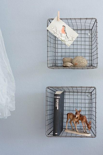 Cestos metálicos como estantes de pared