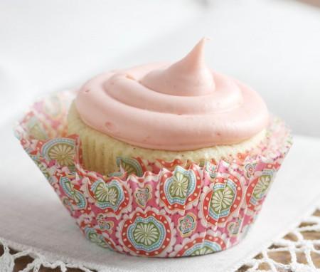 vanilla bean cupcakes with strawberry buttercream postres muffins magdalenas con crema fotografía de postres dulces diseño de postres cupcakes de vainilla y crema de fresa cupcakes de fresa cupackes de vainilla capsulas rosas cápsulas de cupcakes y magdalenas de colores capsulas de cupcakes 