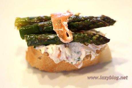 Espárragos auténticos con mousse falsa de salmón y mascarpone