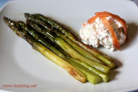 Espárragos auténticos con mousse falsa de salmón y mascarpone