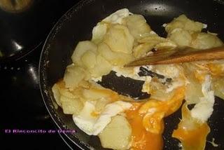 PATATAS FRITAS CON HUEVO REVUELTOS