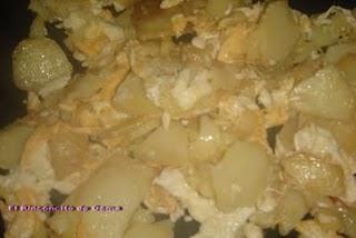 PATATAS FRITAS CON HUEVO REVUELTOS