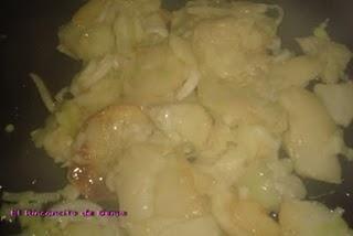 PATATAS FRITAS CON HUEVO REVUELTOS