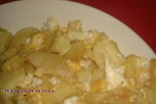 PATATAS FRITAS CON HUEVO REVUELTOS