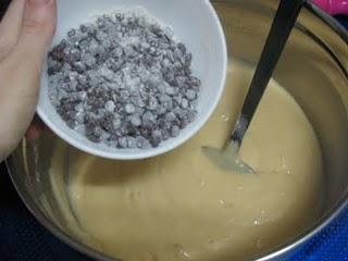 Muffins de nata al aroma de naranja con cubitos de almendra recubiertos de chocolate