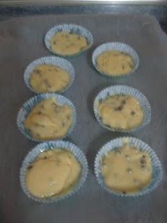 Muffins de nata al aroma de naranja con cubitos de almendra recubiertos de chocolate